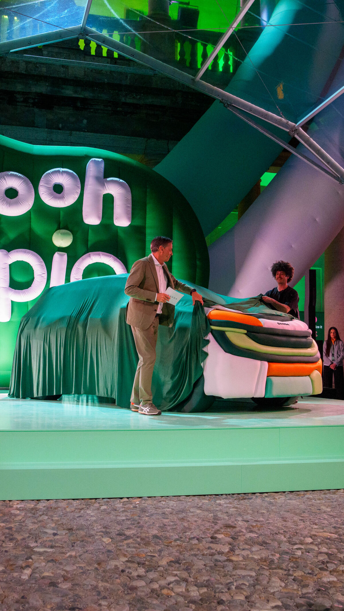 Otkrivanje Epiq Sculpt instalacije na Milano Design Weeku 2025, trodimenzionalna interpretacija Škoda Epiqa od ručno oblikovanog materijala