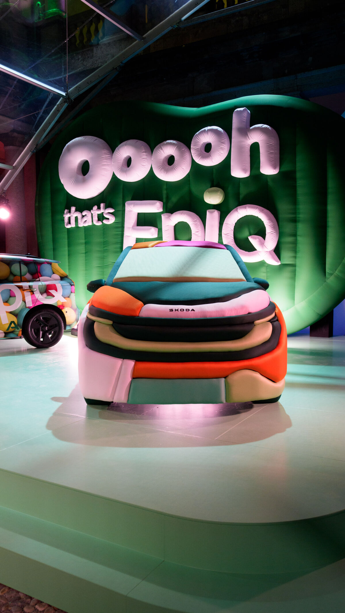 Škoda Epiq u kamuflažnoj wrap foliji i Epiq Sculpt, trodimenzionalna interpretacija od ručno oblikovanog materijala, na pozornici u Palazzo del Senatu