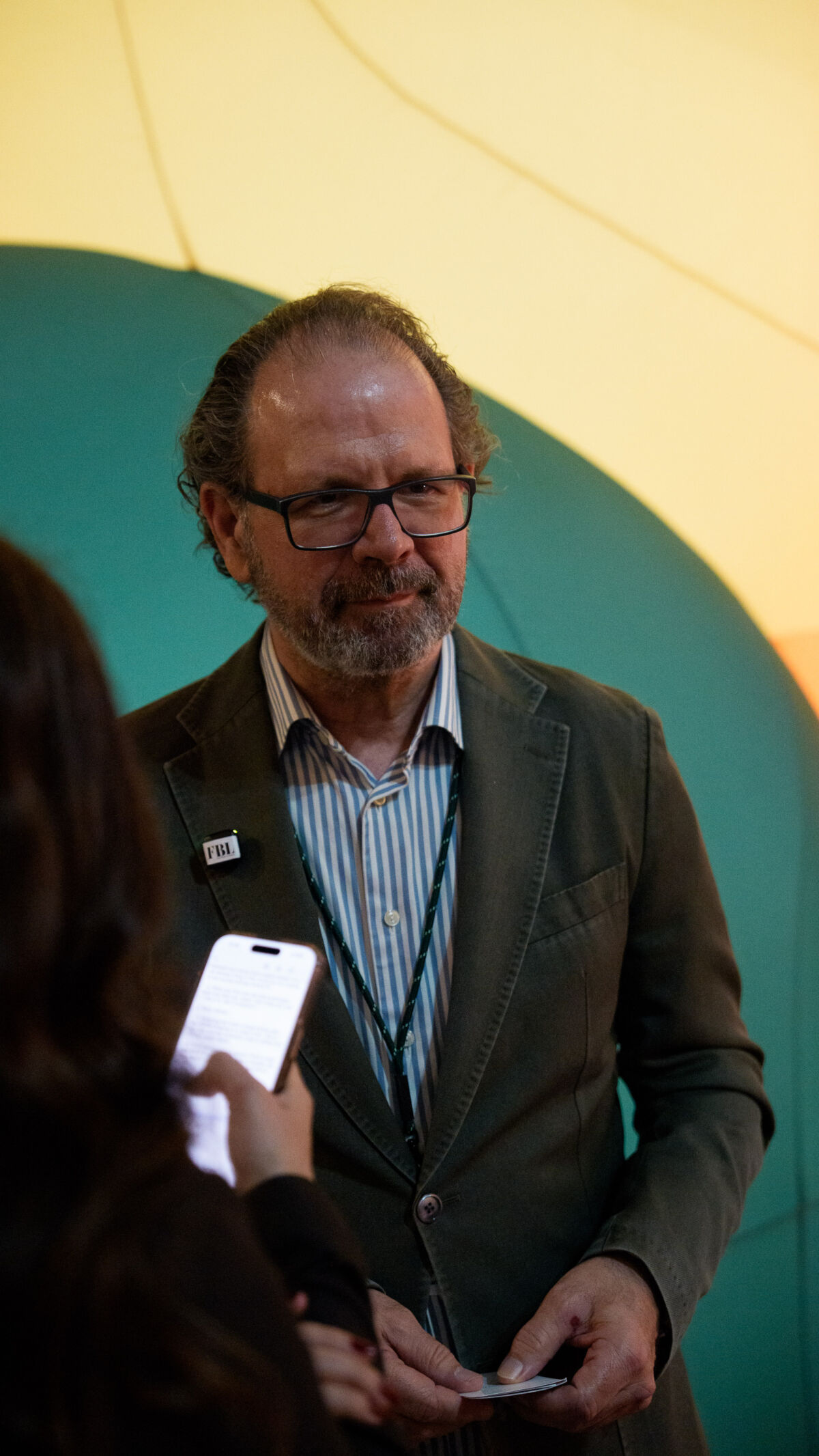 FBL Drivers intervju s Oliverom Stefanijem, šefom dizajna Škoda Auto, na Milano Design Weeku 2025, vidljiva FBL značka na reveru