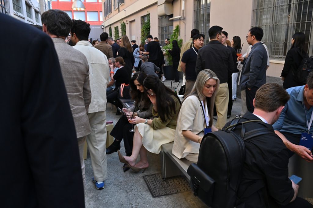 Atmosfera ispred Hyundai salona tokom svjetske premijere IONIQ 3, Milano Design Week, april 2026.