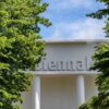 Glavni paviljon u Giardiniju s natpisom Biennale okružen zelenilom, Venecijansko bijenale 2026.