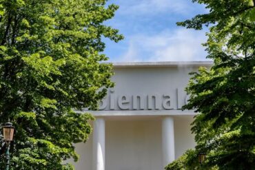 Glavni paviljon u Giardiniju s natpisom Biennale okružen zelenilom, Venecijansko bijenale 2026.