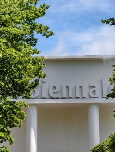 Glavni paviljon u Giardiniju s natpisom Biennale okružen zelenilom, Venecijansko bijenale 2026.