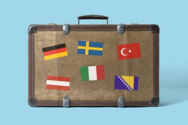 Poster izložbe „Priče iz kofera“ koja će biti otvorena 15. aprila u Bosanskom kulturnom centru Teočak