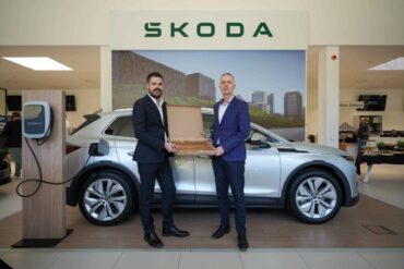 Ismir Omeragić (Škoda brend menadžer) i Jovan Marjanović (direktor SFF-a) u Porsche Sarajevo Centru povodom saradnje na 32. Sarajevo Film Festivalu