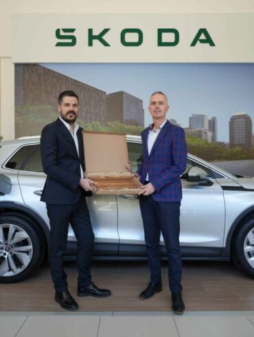 Ismir Omeragić (Škoda brend menadžer) i Jovan Marjanović (direktor SFF-a) u Porsche Sarajevo Centru povodom saradnje na 32. Sarajevo Film Festivalu