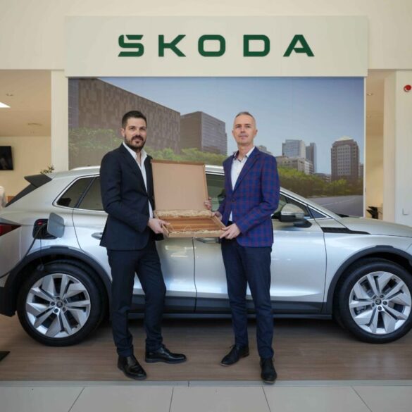 Ismir Omeragić (Škoda brend menadžer) i Jovan Marjanović (direktor SFF-a) u Porsche Sarajevo Centru povodom saradnje na 32. Sarajevo Film Festivalu