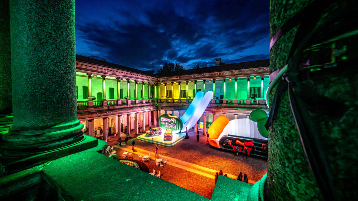 Noćna atmosfera Škoda instalacije u Palazzo del Senatu na Milano Design Weeku, šarene naduvane skulpture osvjetljavaju dvorište