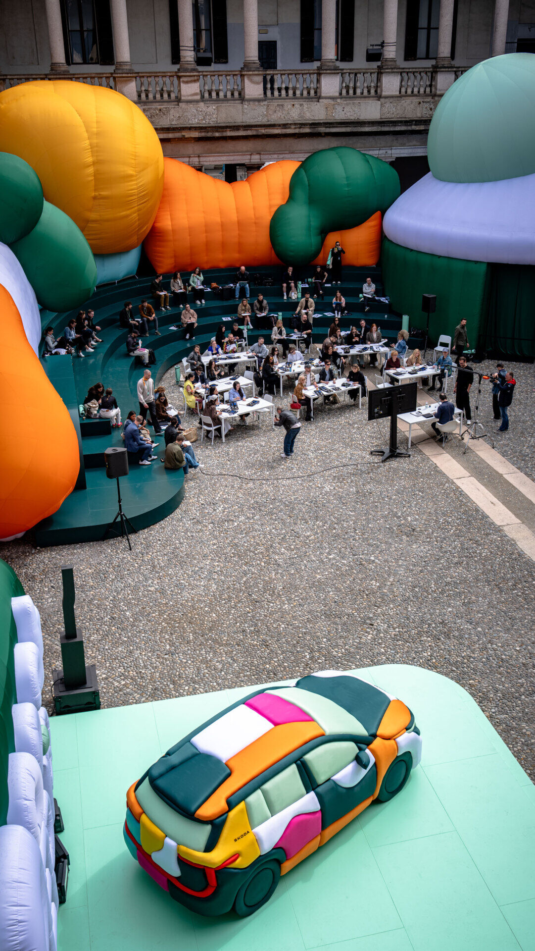 Pogled odozgo na radionicu crtanja Škoda Epiq u dvorištu Palazzo del Senata, Milano Design Week 2025