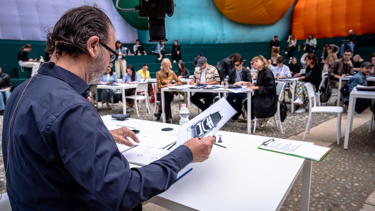 Oliver Stefani, šef dizajna Škoda Auto, vodi radionicu crtanja Epiqa u dvorištu Palazzo del Senata na Milano Design Weeku 2025