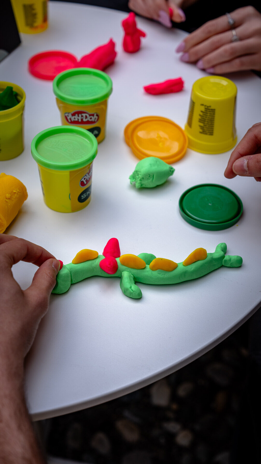 Posjetitelji Škoda instalacije na Milano Design Weeku 2025 modeliraju figurice od Play-Doh plastelina u kreativnoj zoni Palazzo del Senata