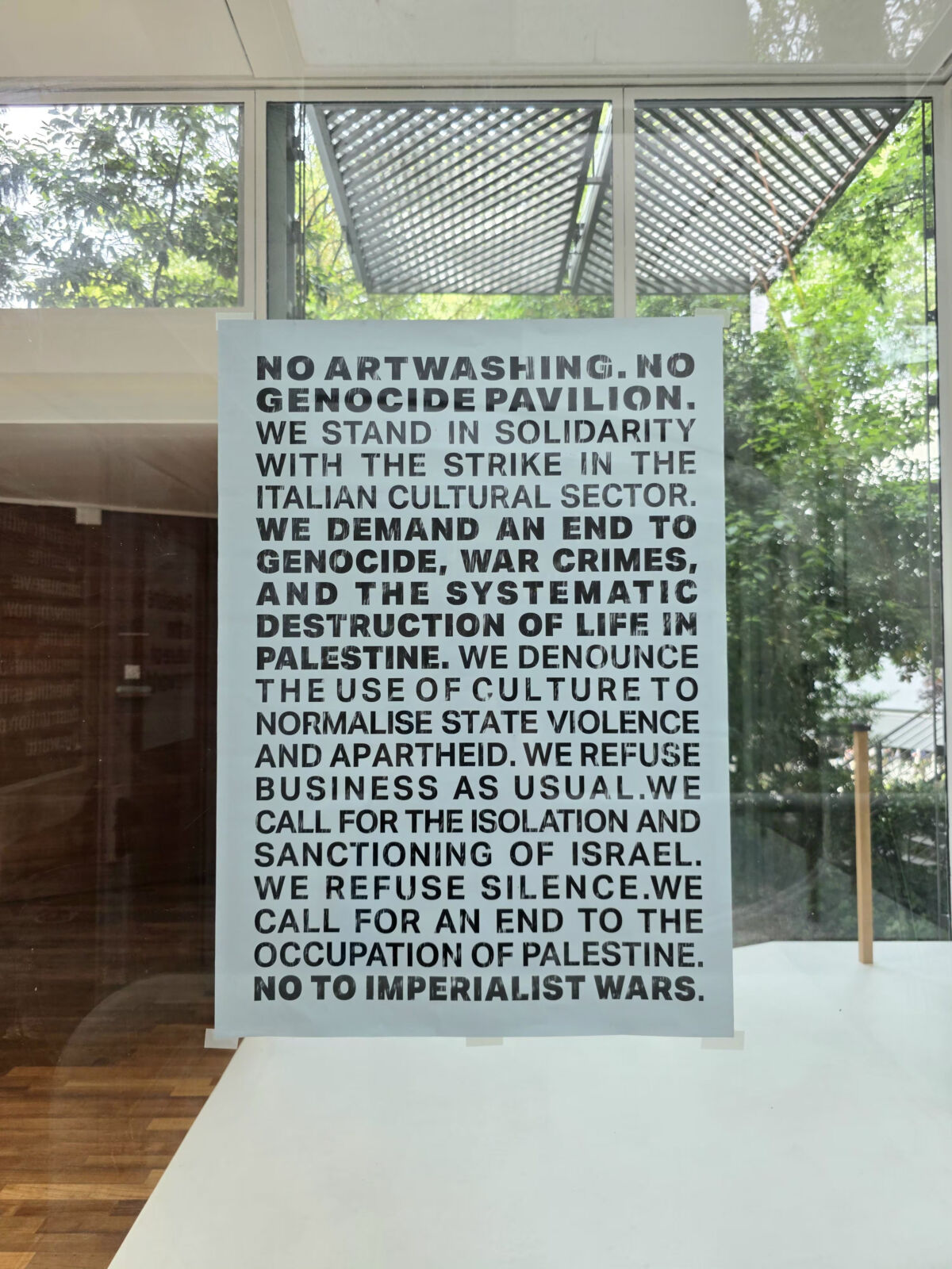 propalestinski plakat "No Artwashing. No Genocide Pavilion." unutar paviljona Južne Koreje