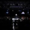Govornica na dugačkoj catwalk pozornici okruženoj publikom s obje strane i četiri velika ekrana s njezinim likom, u tamnoj dvorani Dana komunikacija 2026.