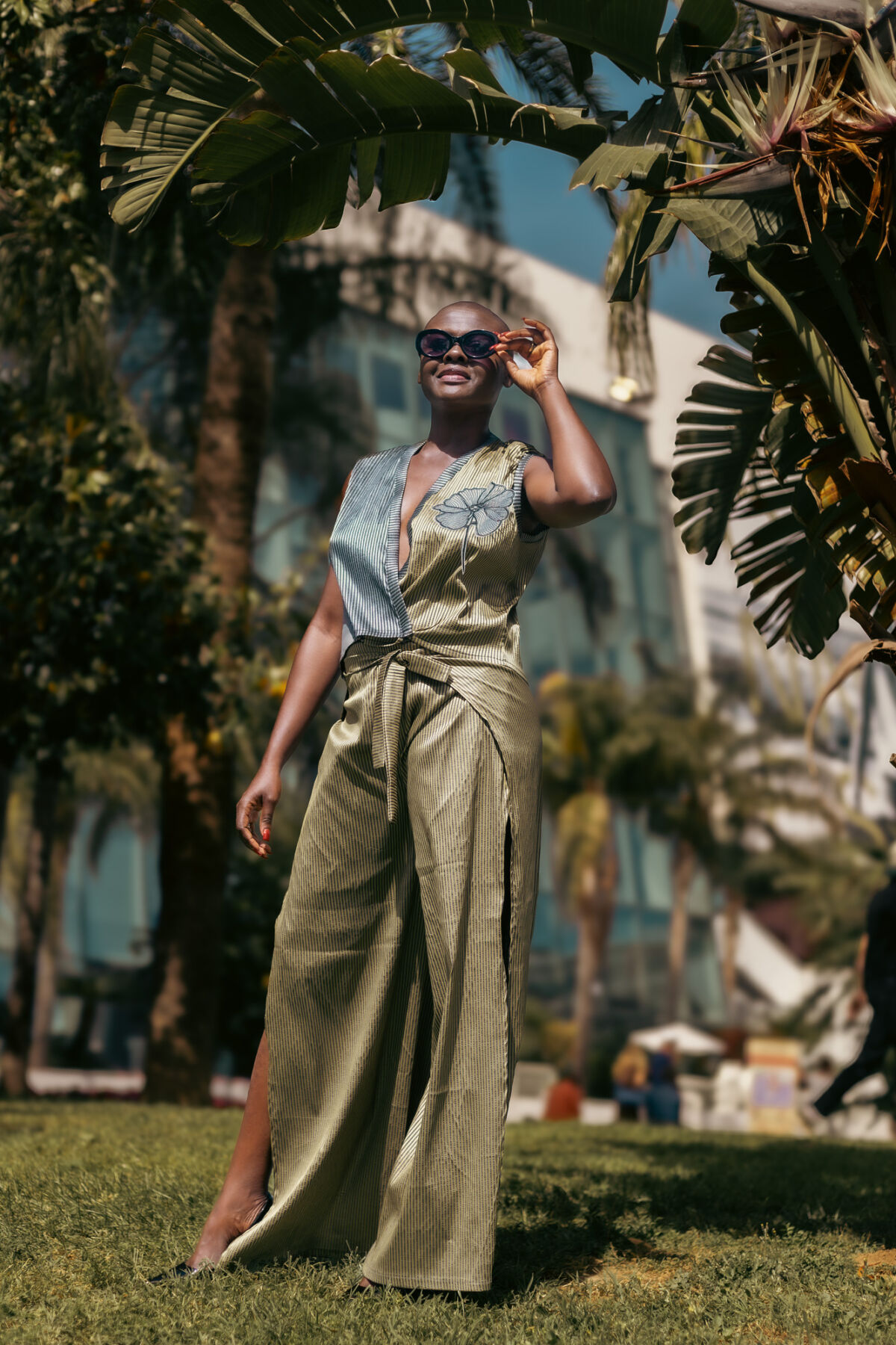 Model u dugoj prugastoj zelenoj i srebrnoj kreaciji Aide Korman iz kolekcije "Côte de Rêve", Cannes.