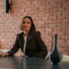 Amra Makan, marketing i PR menadžerica Hyundai Auto BH, za stolom u poslovnom prostoru