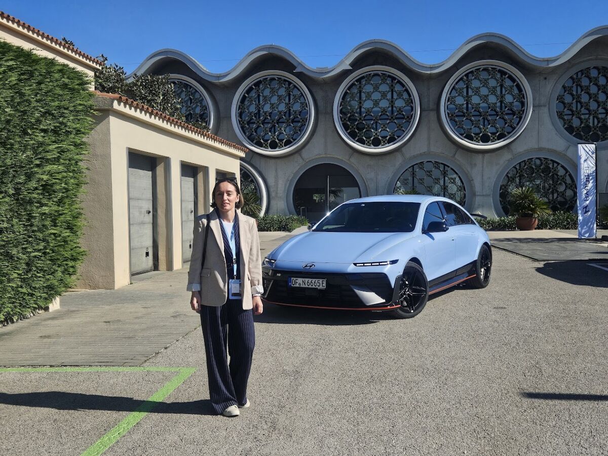 Amra Makan na međunarodnom Hyundai događaju ispred Hyundai IONIQ 6 električnog sedana