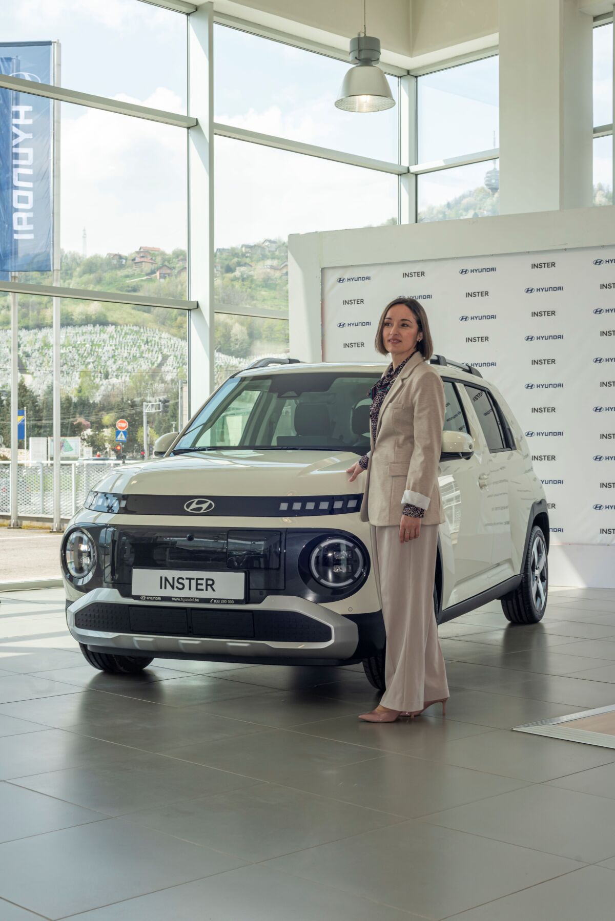 Amra Makan ispred Hyundai Inster modela u Hyundai Auto BH salonu u Sarajevu