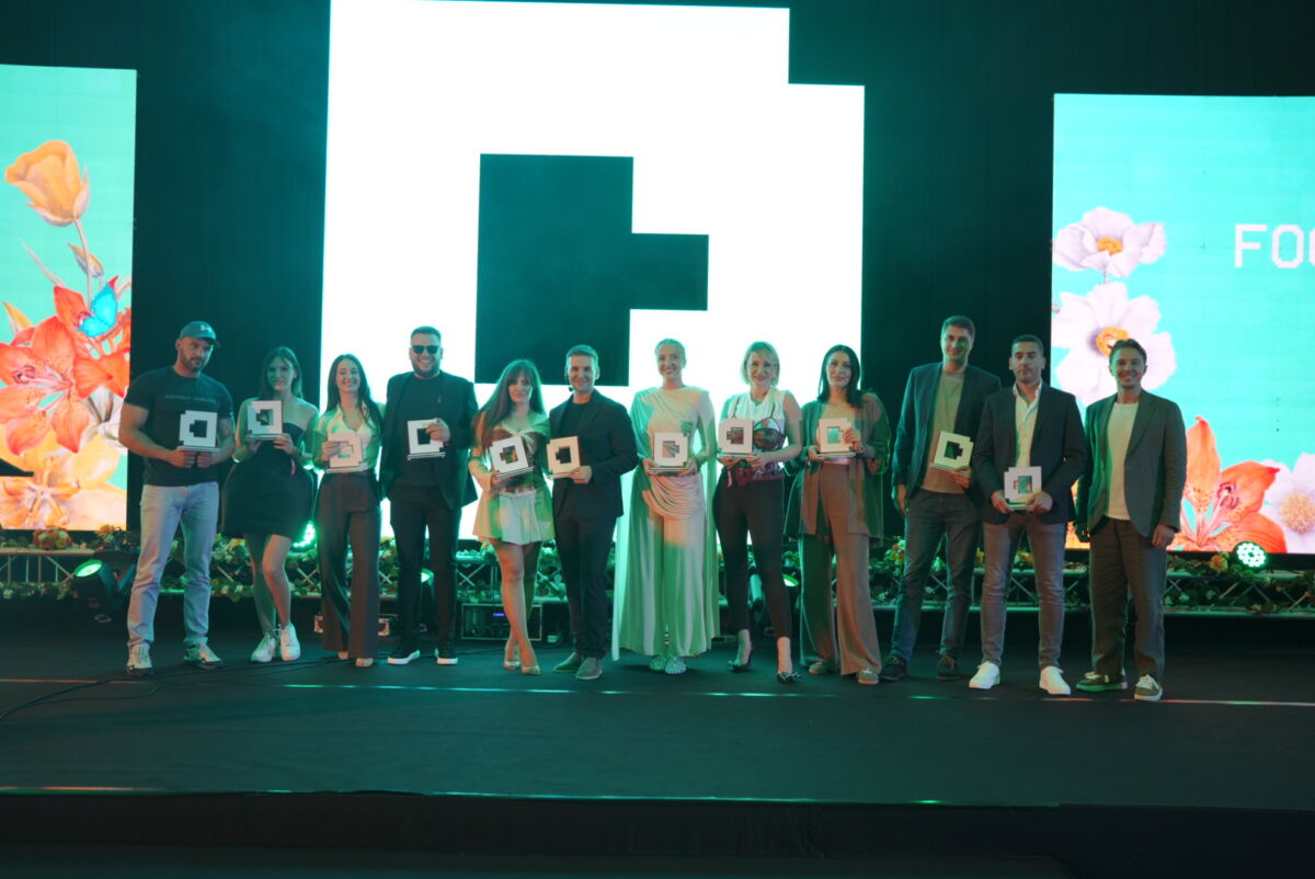 Dobitnici nagrada na 5. Social Media Summit by Telemach u Sarajevu drže plakete na pozornici