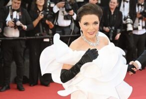 Joan Collins na crvenom tepihu na Filmskom festivalu u Cannesu, 2026