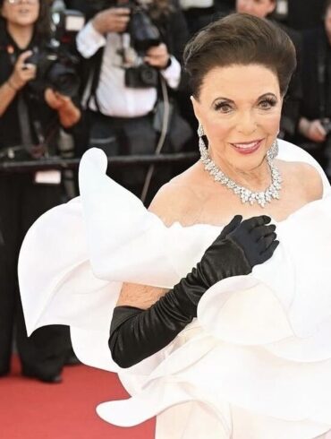 Joan Collins na crvenom tepihu na Filmskom festivalu u Cannesu, 2026