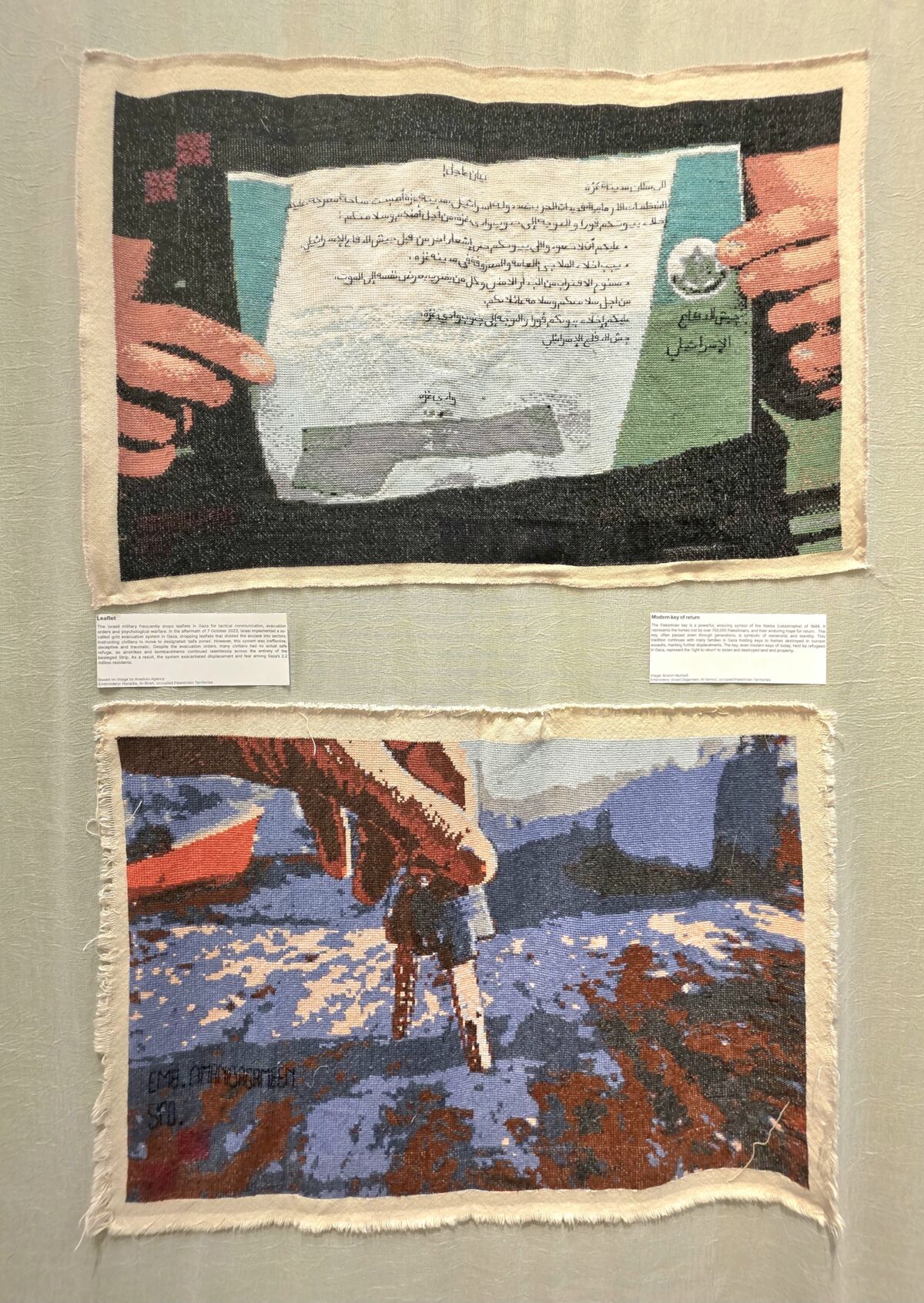 Izraelska vojska često baca letke u Gazi radi evakuacije i psihološkog ratovanja. Nakon 7. oktobra 2023., uveli su sistem evakuacije po zonama, naređujući civilima premještanje u „sigurne zone“. Međutim, taj sistem je bio neefikasan i traumatičan; sigurna utočišta nisu postojala jer su se napadi nastavljali širom Pojasa, što je samo pojačalo strah i raseljavanje 2,2 miliona stanovnika Gaze.