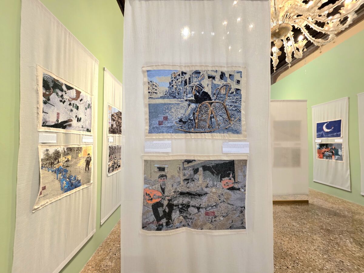 Gaza Genocide Tapestry na zidu Palazzo Mora — svakodnevni prizori iz Gaze, tatreez vez, Palestine Museum US, Venecija 2026.
