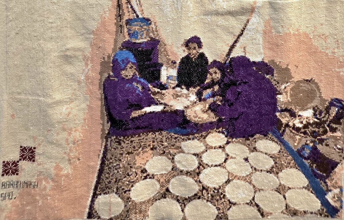 Detalj panela "Majka peče hljeb" — krupni plan tatreez veza, Gaza Genocide Tapestry, Palestine Museum US, Venecija 2026.