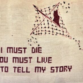 Panel s riječima Refaata Alareeraa "If I must die, you must live to tell my story" — tatreez vez, Seren, Ramallah, Gaza Genocide Tapestry.