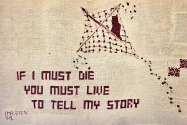 Panel s riječima Refaata Alareeraa "If I must die, you must live to tell my story" — tatreez vez, Seren, Ramallah, Gaza Genocide Tapestry.