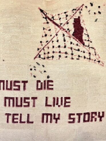 Panel s riječima Refaata Alareeraa "If I must die, you must live to tell my story" — tatreez vez, Seren, Ramallah, Gaza Genocide Tapestry.