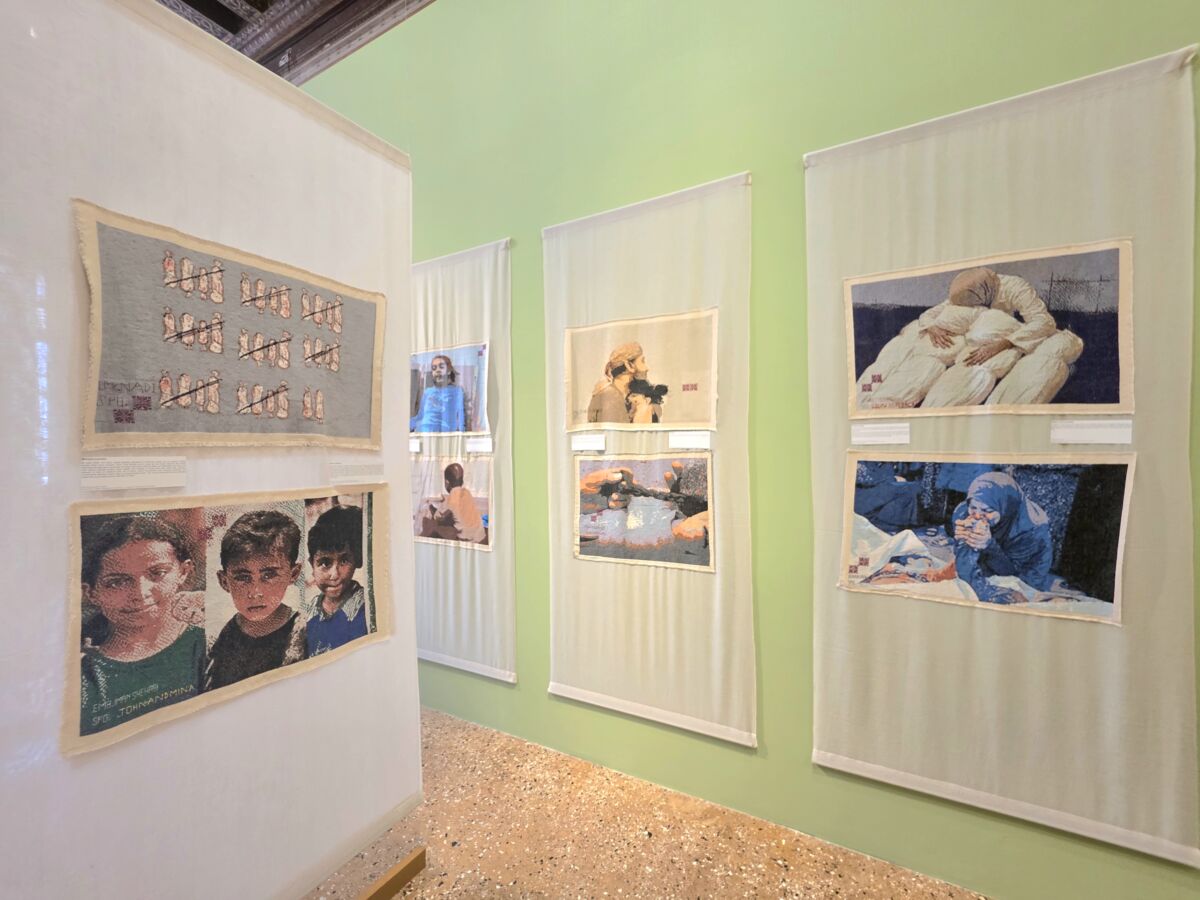 Četiri panela Gaza Genocide Tapestry na zidu Palazzo Mora — svakodnevni prizori iz Gaze, tatreez vez, Palestine Museum US, Venecija 2026.