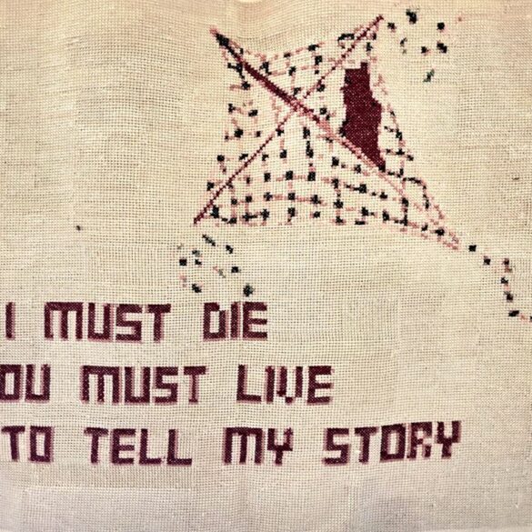 Panel s riječima Refaata Alareeraa "If I must die, you must live to tell my story" — tatreez vez, Seren, Ramallah, Gaza Genocide Tapestry.