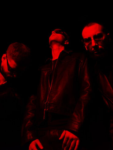Članovi benda Atlas Erotika u promotivnom editorijalu za album SANAMA
