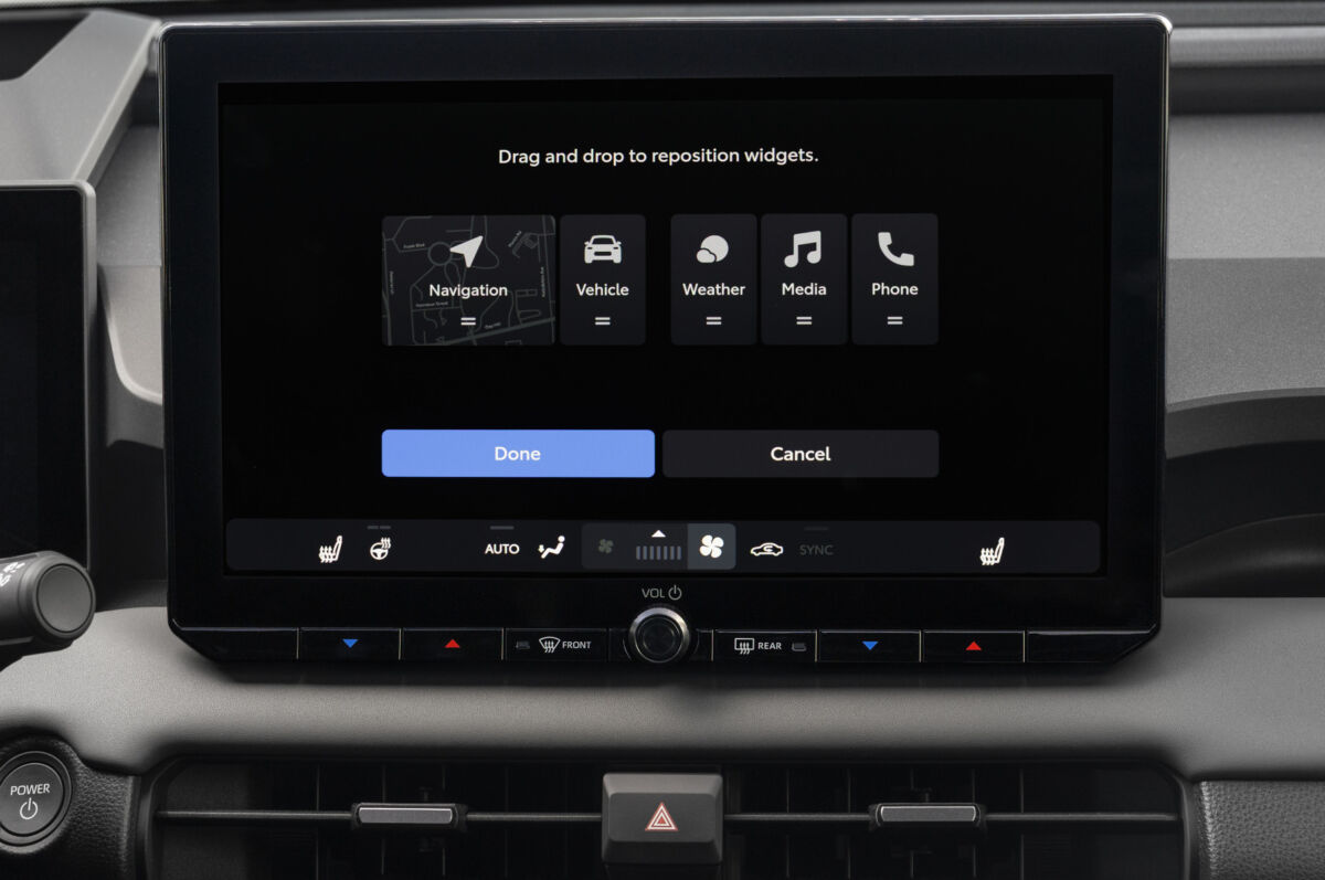 Toyota RAV4 2026 — ekran za prilagođavanje rasporeda widgeta s opcijama Navigation, Vehicle, Weather, Media i Phone