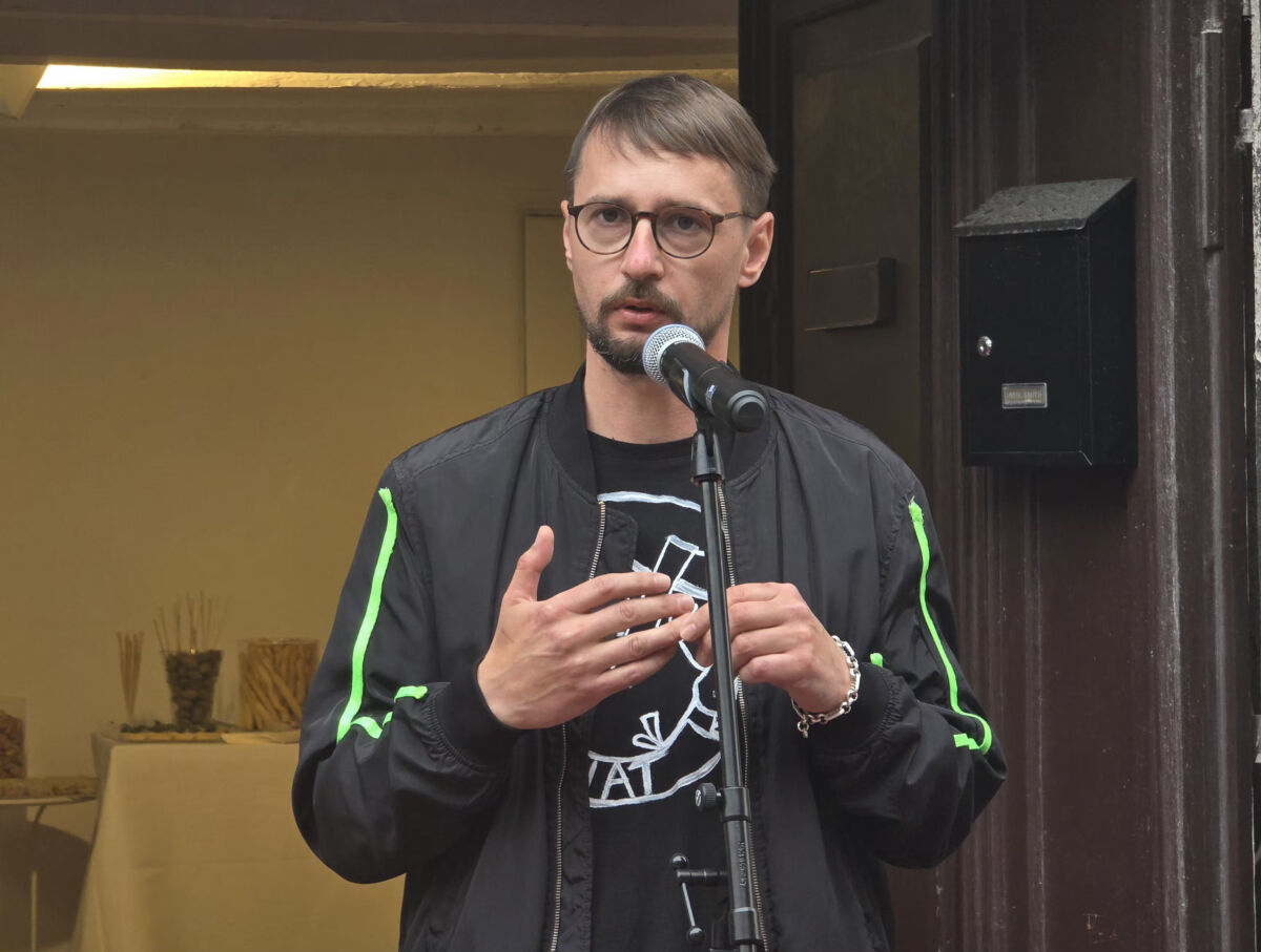 Mladen Bundalo obraća se prisutnima na svečanom otvaranju izložbe Domus Diasporica, Palazzo Malipiero, Venecija 2026. / foto: FBL