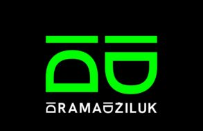Logo Dramadžiluka – stilizovana zelena slova D i Dž na crnoj podlozi s natpisom Dramadžiluk, vizualni identitet programa Festivala MESS