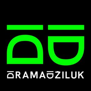 Logo Dramadžiluka – stilizovana zelena slova D i Dž na crnoj podlozi s natpisom Dramadžiluk, vizualni identitet programa Festivala MESS