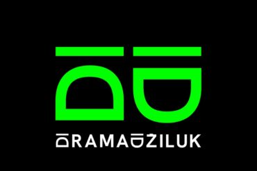Logo Dramadžiluka – stilizovana zelena slova D i Dž na crnoj podlozi s natpisom Dramadžiluk, vizualni identitet programa Festivala MESS