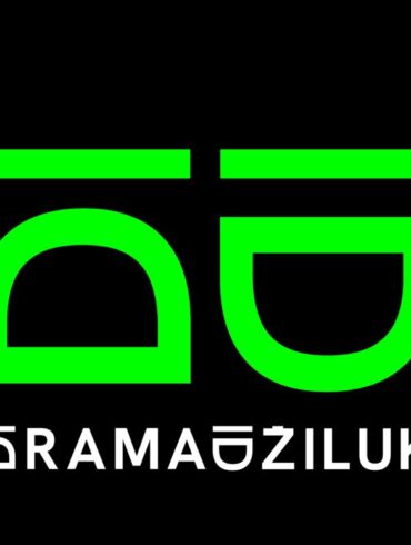Logo Dramadžiluka – stilizovana zelena slova D i Dž na crnoj podlozi s natpisom Dramadžiluk, vizualni identitet programa Festivala MESS