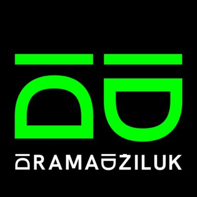 Logo Dramadžiluka – stilizovana zelena slova D i Dž na crnoj podlozi s natpisom Dramadžiluk, vizualni identitet programa Festivala MESS