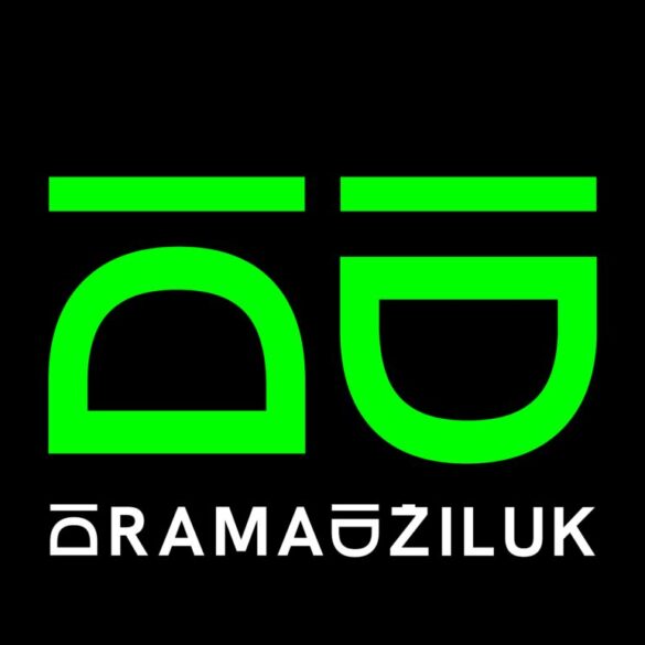 Logo Dramadžiluka – stilizovana zelena slova D i Dž na crnoj podlozi s natpisom Dramadžiluk, vizualni identitet programa Festivala MESS