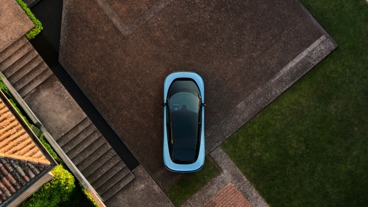 Ferrari predstavio Luce, svoj prvi električni automobil koji su dizajnirali Jony Ive i Marc Newson