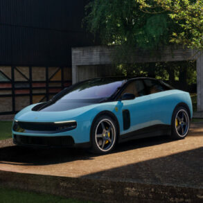 Ferrari predstavio Luce, svoj prvi električni automobil koji su dizajnirali Jony Ive i Marc Newson