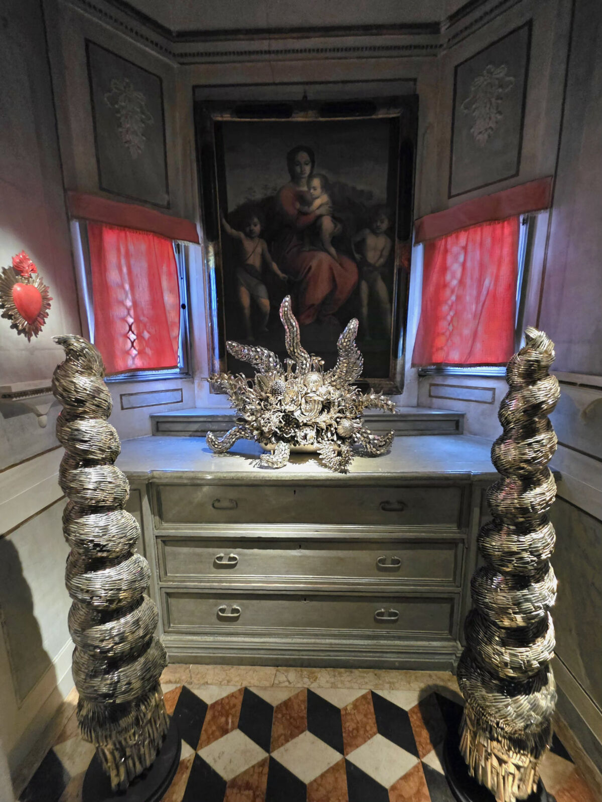 Ann Carrington instalacija od pribora za jelo kapela, Fondazione Dries Van Noten Palazzo Pisani Moretta Venecija 2026, foto FBL