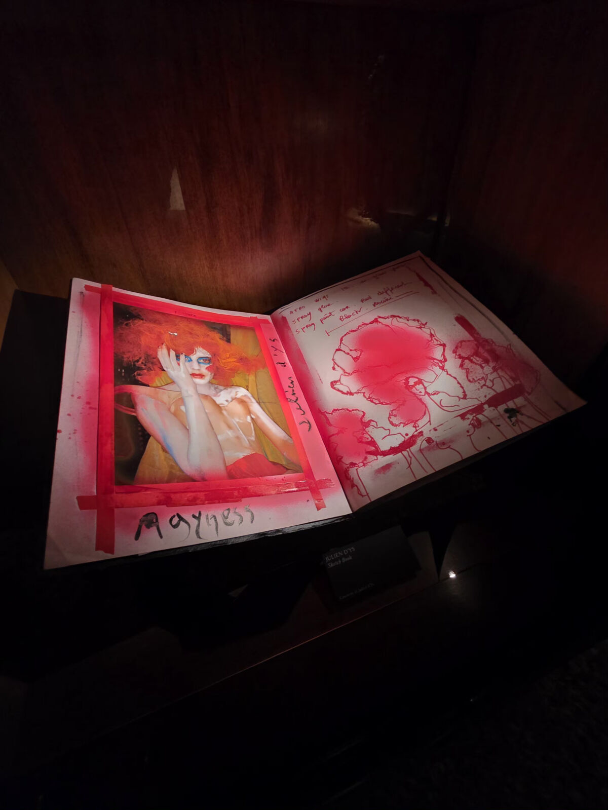 Sketchbook Julien d'Ys izložen u vitrini, Fondazione Dries Van Noten Venecija 2026, foto FB