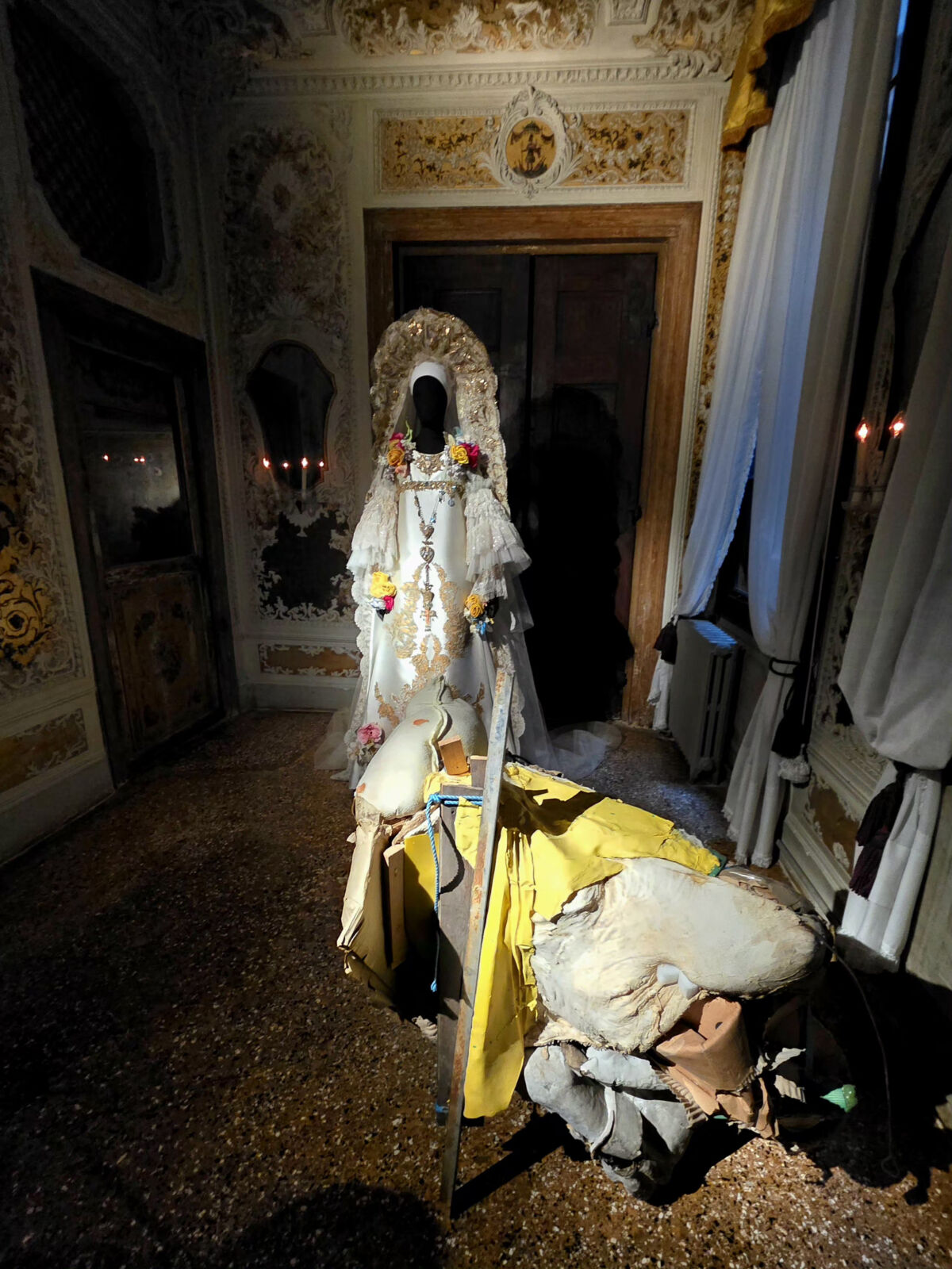Christian Lacroix haute couture i Kate MccGwire skulptura, Fondazione Dries Van Noten Palazzo Pisani Moretta Venecija 2026, foto FBL