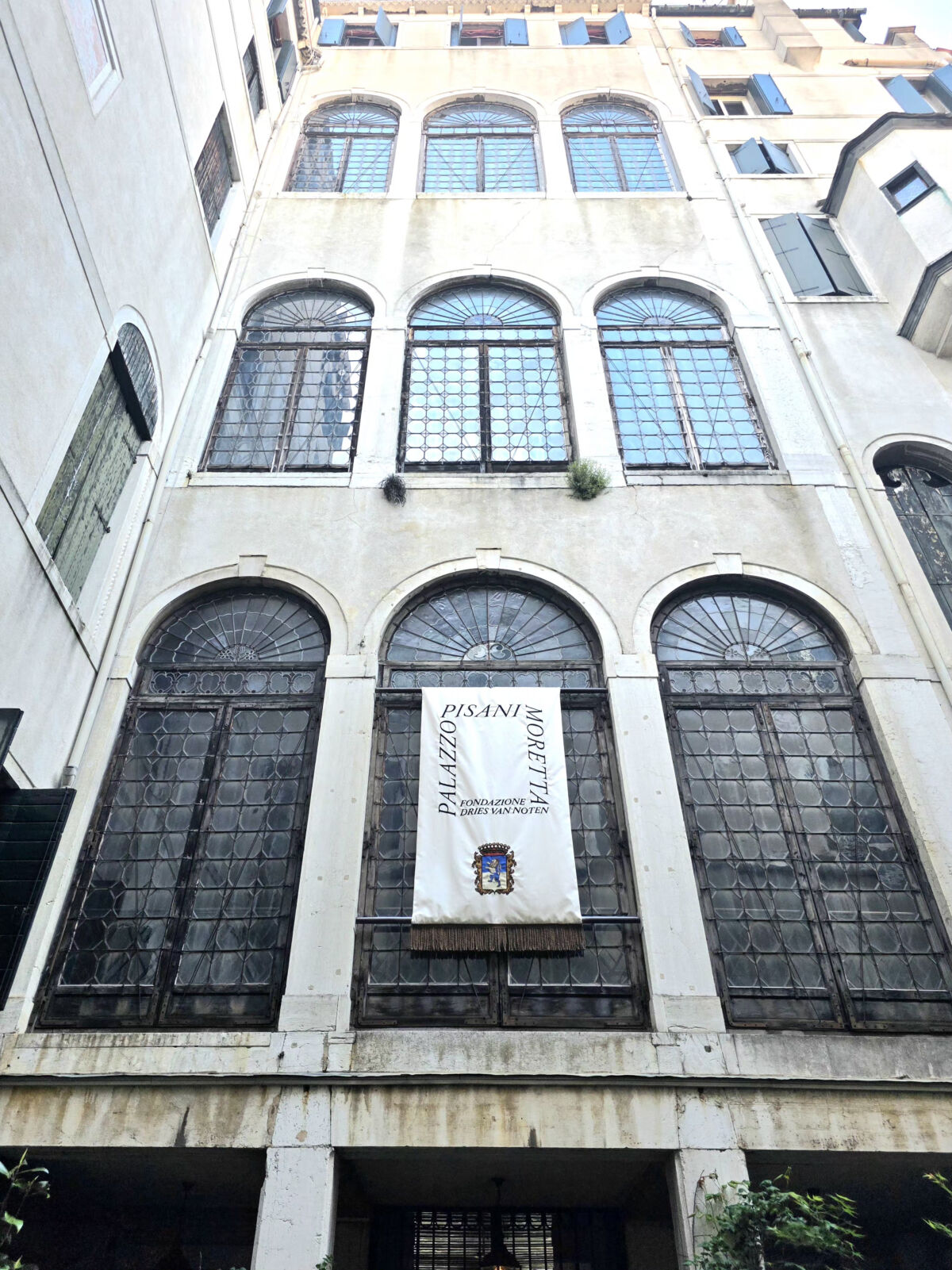 Dvorište Palazzo Pisani Moretta, Fondazione Dries Van Noten Venecija 2026, foto FBL