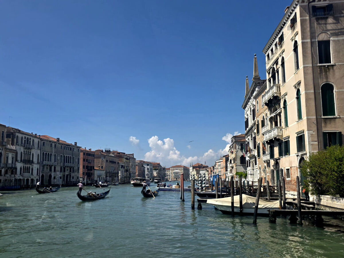 Grand kanal Venecija, gondole, pogled s fondamente uz Palazzo Pisani Moretta, foto FBL