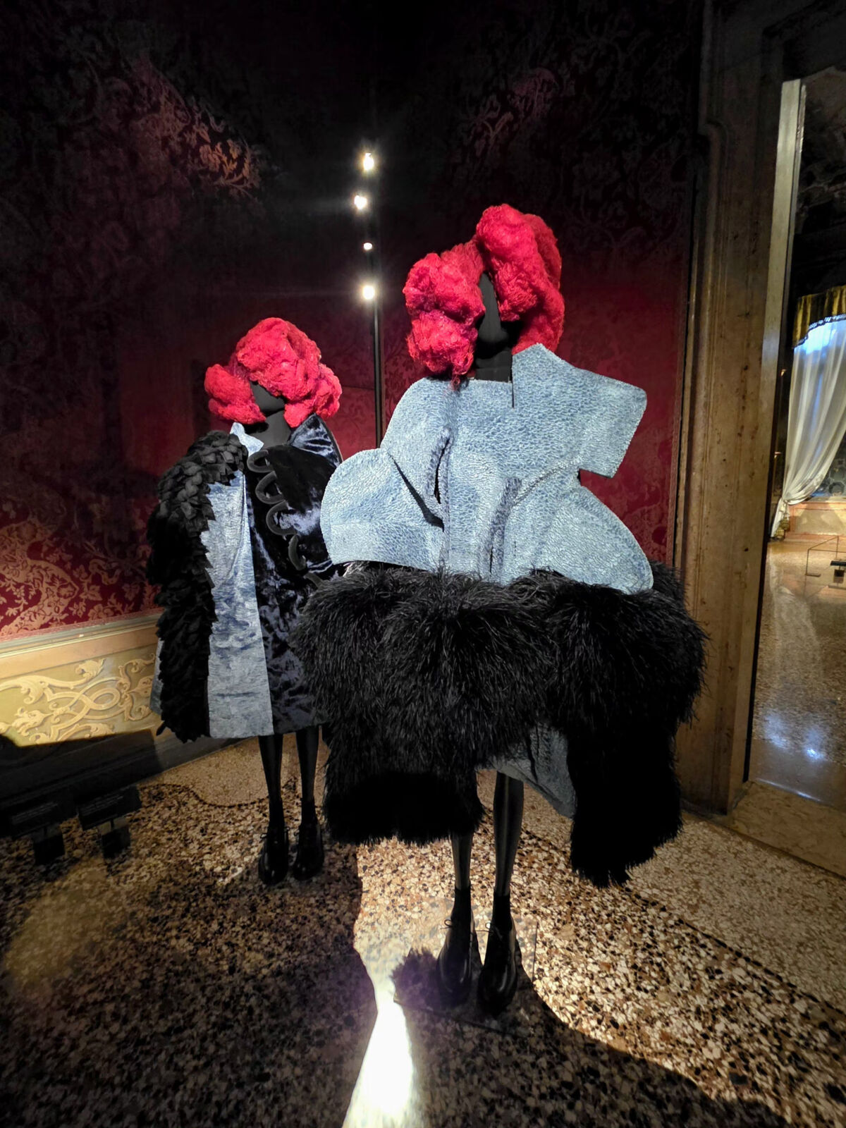 Comme des Garçons siluete s perikama Julien d'Ys, Fondazione Dries Van Noten Venecija 2026, foto FBL
