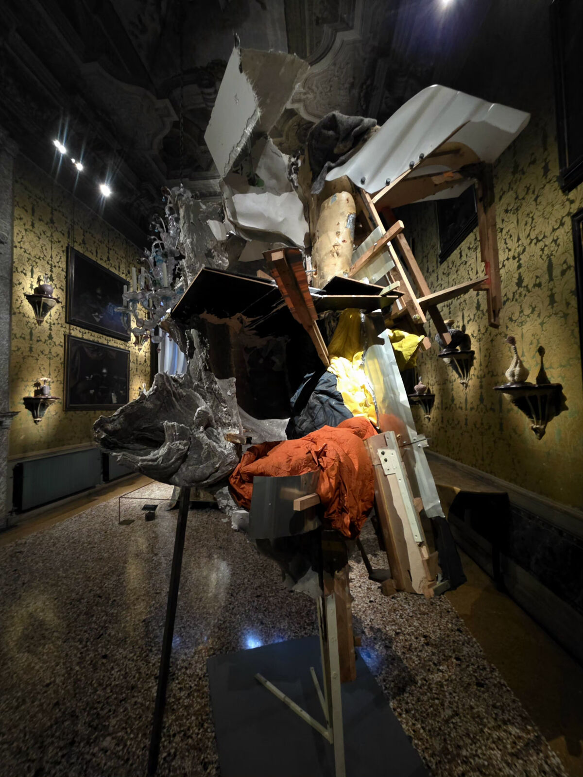 eter Buggenhout skulptura od salvagiranog materijala, Fondazione Dries Van Noten Palazzo Pisani Moretta Venecija 2026, foto FBL